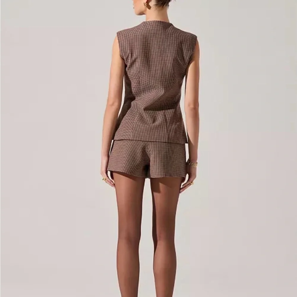 ASTR the label Women Gisselle Crewneck Vest and tailored short set medium plaid - Picture 3 of 13